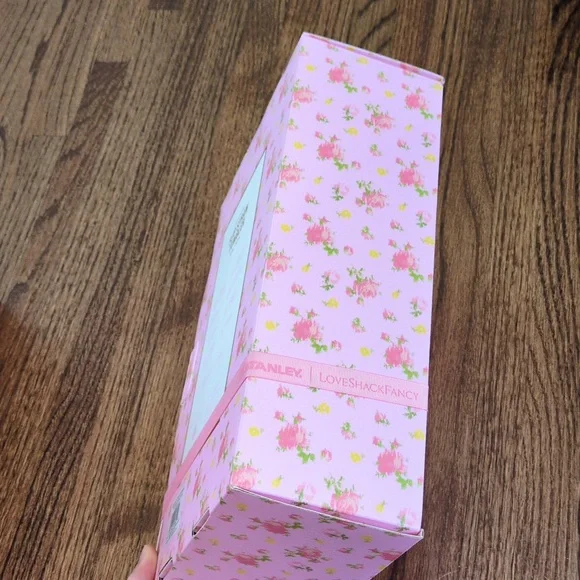 BOX Stanley x LoveShackFancy Flip Straw Tumbler 30 oz. - Picture 6 of 6